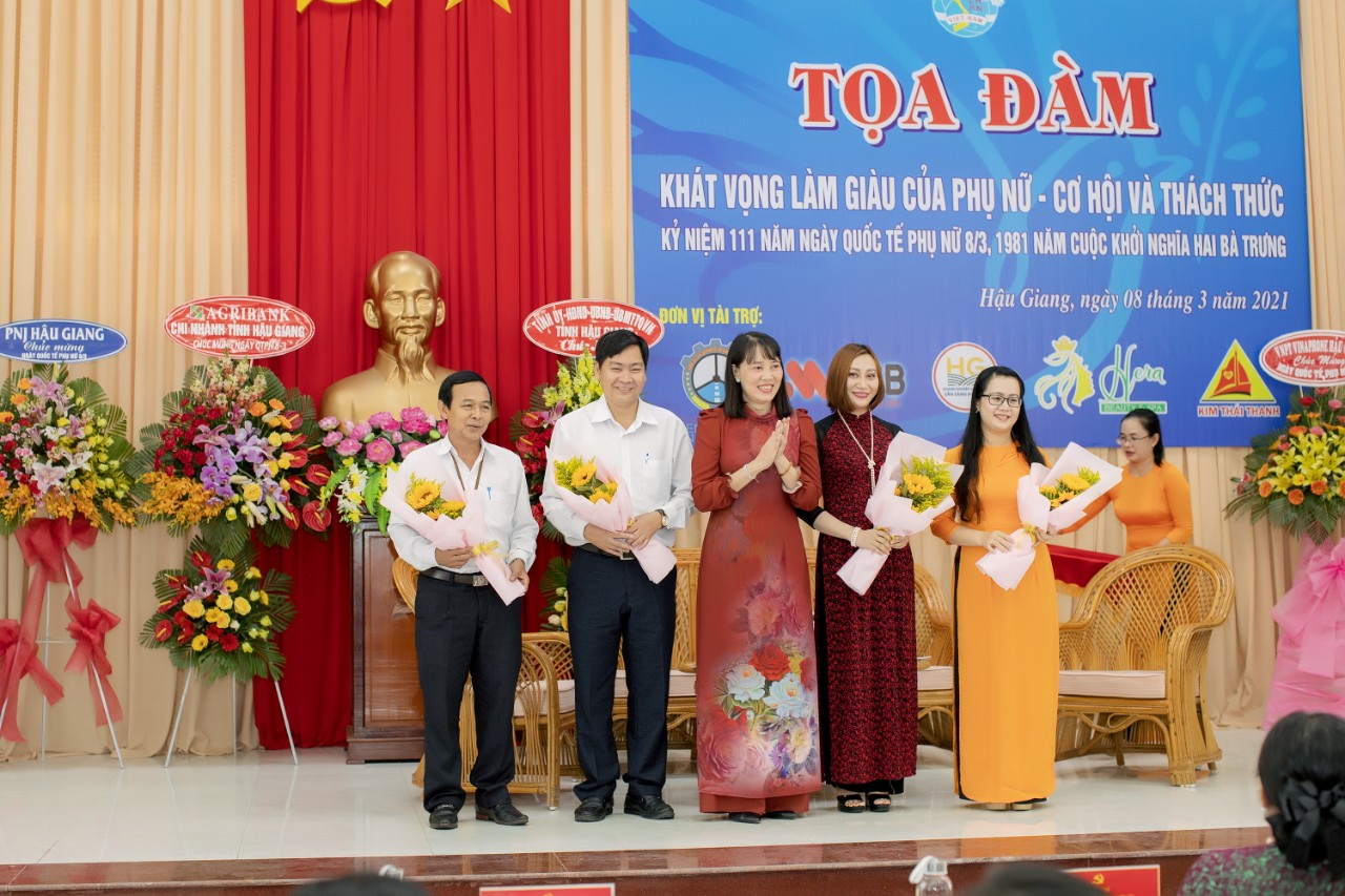 Dr. Le Thuy Trang, PhD and CEO of Hera Beauty Center supported for Hau Giang Women Union in 