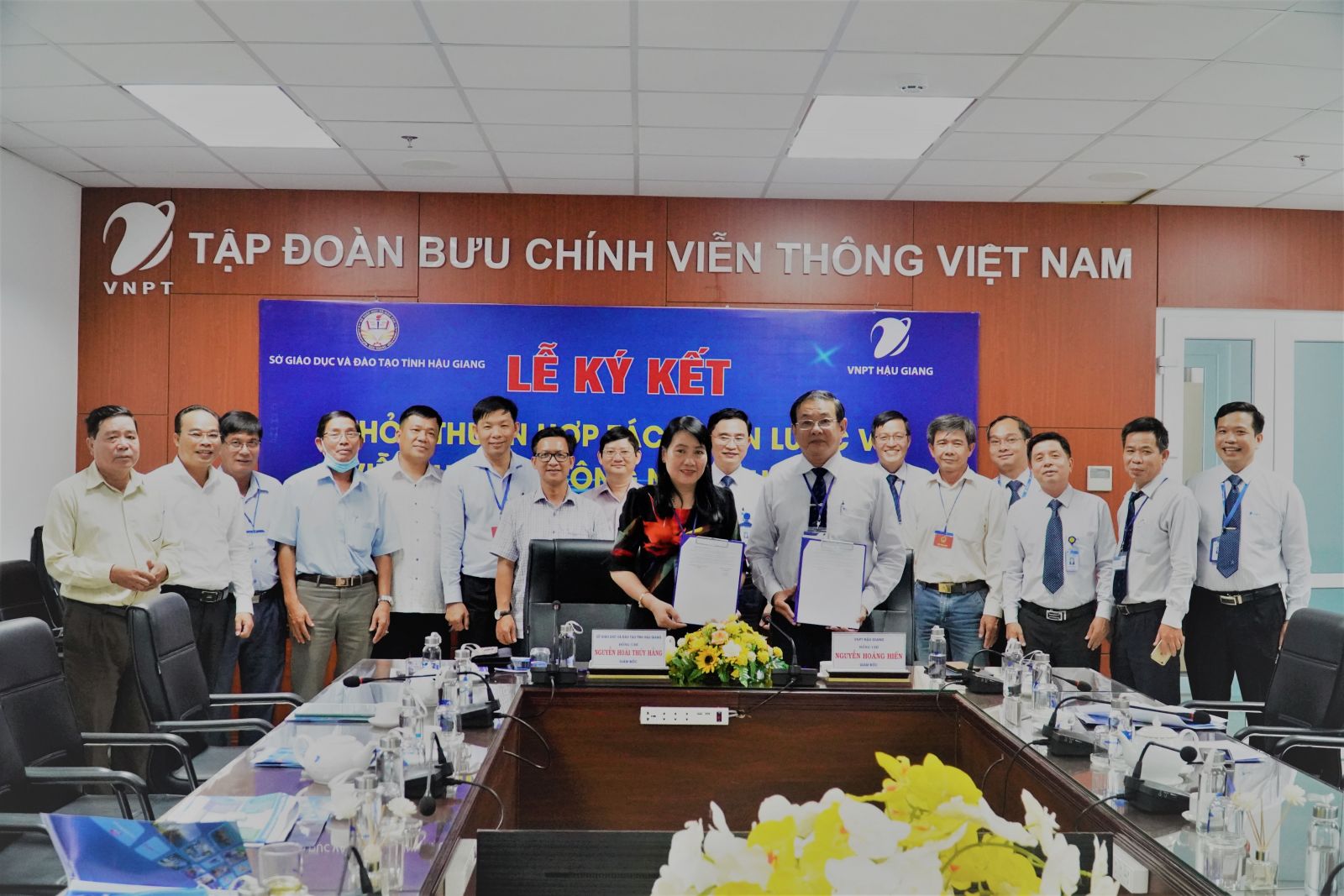 Signing MOU ceremony between VNPT Hau Giang and Training and Education Department